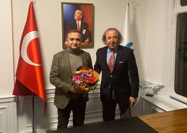 AMSTERDAM YUNUS EMRE ENSTİTÜSÜ’NE BİÇİLMİŞ KAFTAN: ADİL AKALTUN