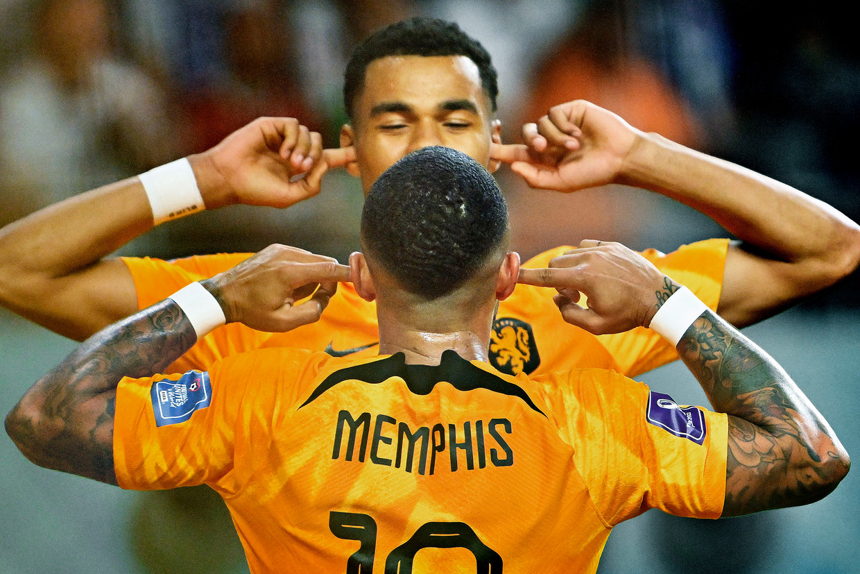 Memphis Depay en Cody Gakpo vieren de 1-0 op de Verenigde Staten. Beeld Guus Dubbelman / de Volkskrant