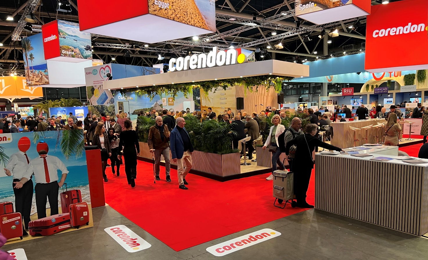 Afbeelding met tekst, vloer, binnen, markt Automatisch gegenereerde beschrijving