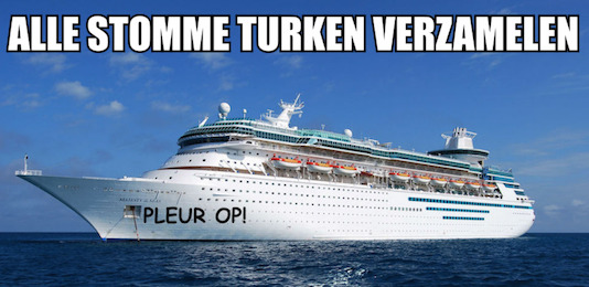 Afbeelding met tekst, water, boot, buiten Automatisch gegenereerde beschrijving