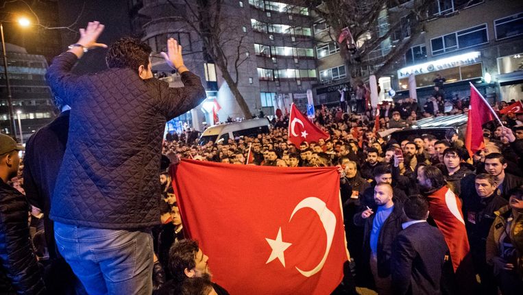 kişi, kalabalık içeren bir resim Açıklama otomatik olarak oluşturuldu