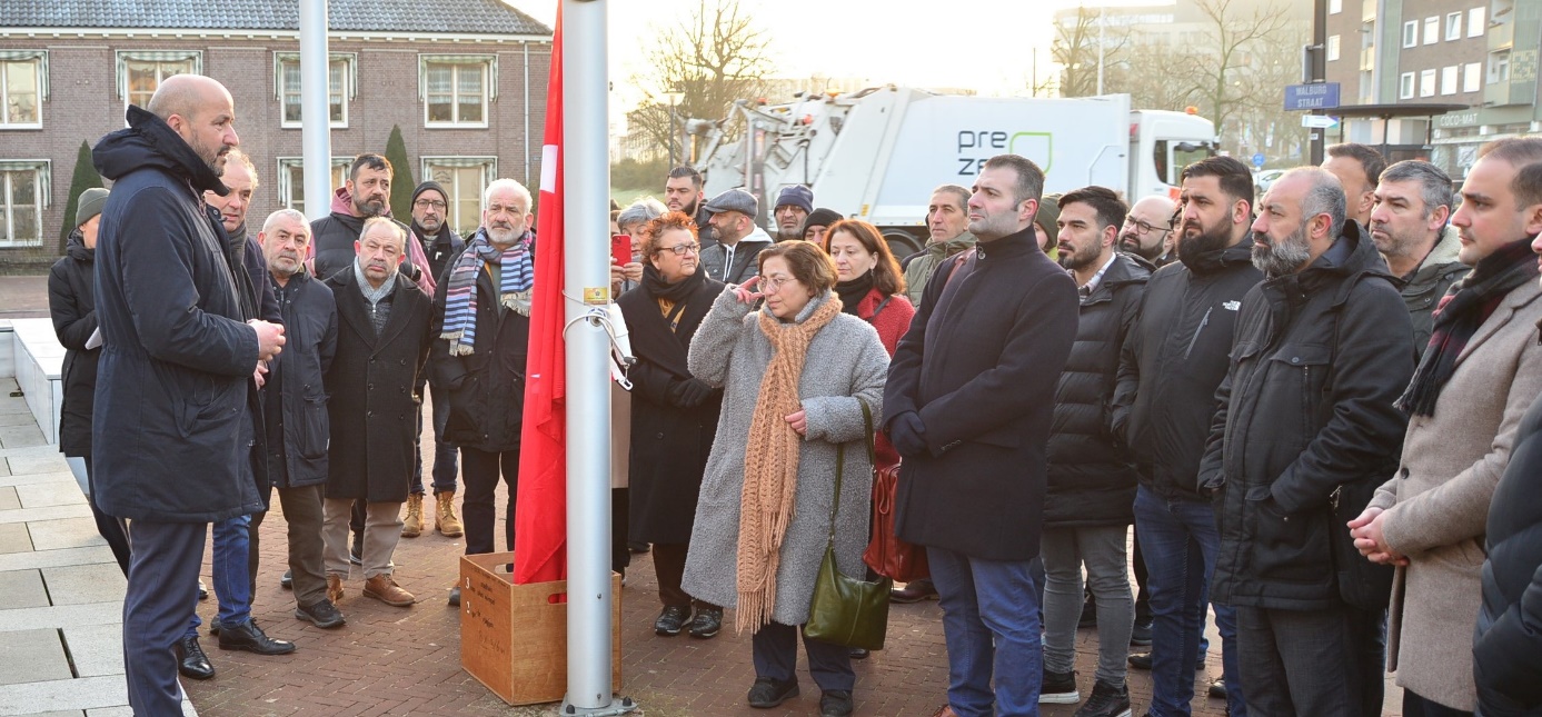 Afbeelding met persoon, grond, buiten, mensen Automatisch gegenereerde beschrijving