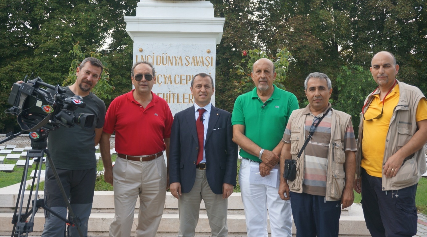 C:\Users\Ilhan\Desktop\UAZAKTAKI DOSTLAR VE IZLER-YAZI VE FOTOĞRAFLAR\MACARİSTAN-IZLER\Macaristan Budapeste Sehitligi Osman Sahbaz ve TRT ekibi (1).JPG