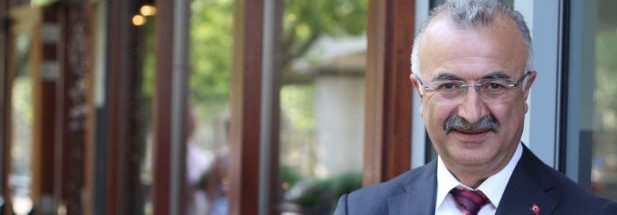 Afbeelding met persoon, person, kostuum, venster Automatisch gegenereerde beschrijving