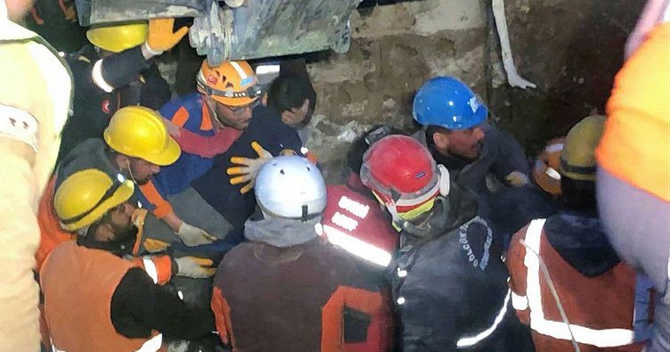 9 yaşındaki Berat 205 saat sonra enkazdan sağ çıkartıldı