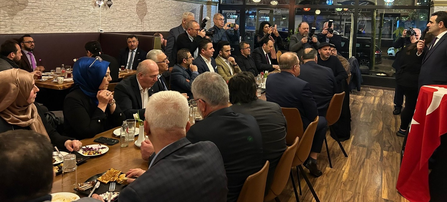Afbeelding met concertband, massa Automatisch gegenereerde beschrijving
