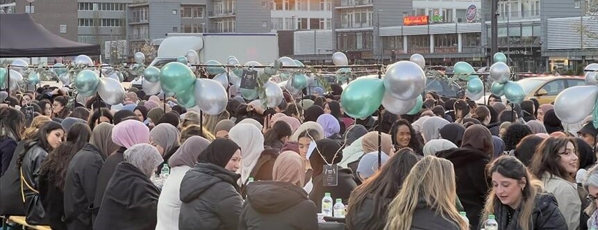 Afbeelding met persoon, buitenshuis, mensen, scène Automatisch gegenereerde beschrijving