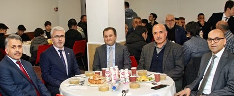 Afbeelding met persoon, tafel, groep, overdekt Automatisch gegenereerde beschrijving