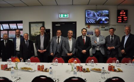 Afbeelding met plafond, overdekt, persoon, tafel Automatisch gegenereerde beschrijving