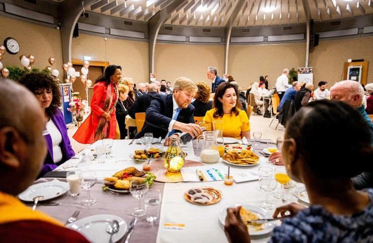 Afbeelding met tafel, persoon, overdekt, zitten Automatisch gegenereerde beschrijving