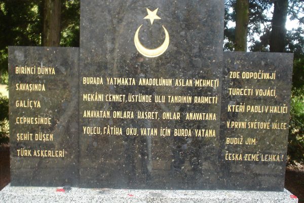 Afbeelding met tekst, boom, buitenshuis, plaque Automatisch gegenereerde beschrijving
