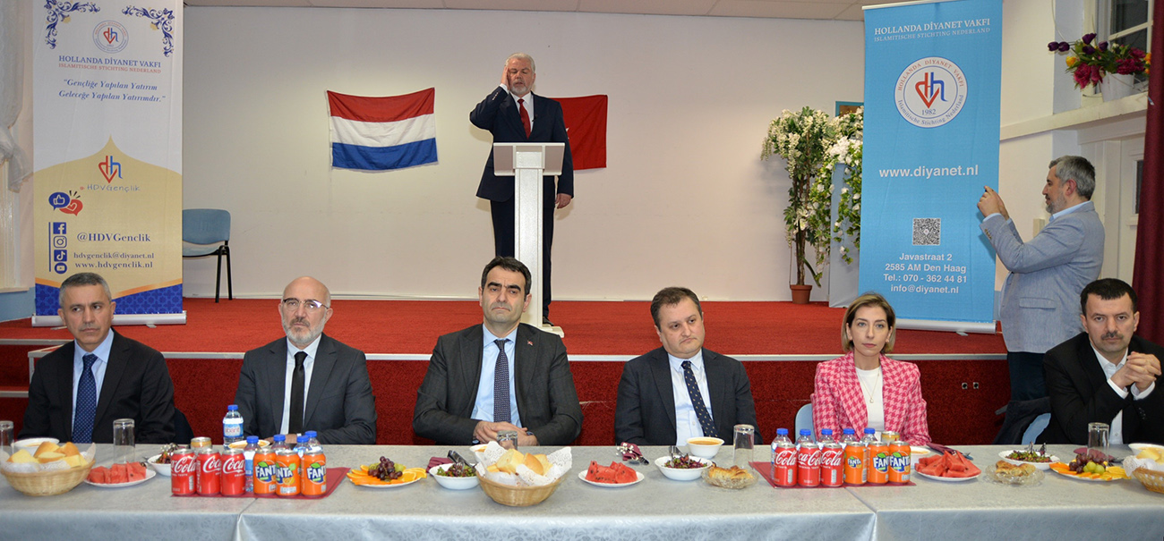 Afbeelding met tekst, persoon, tafel, eettafel Automatisch gegenereerde beschrijving