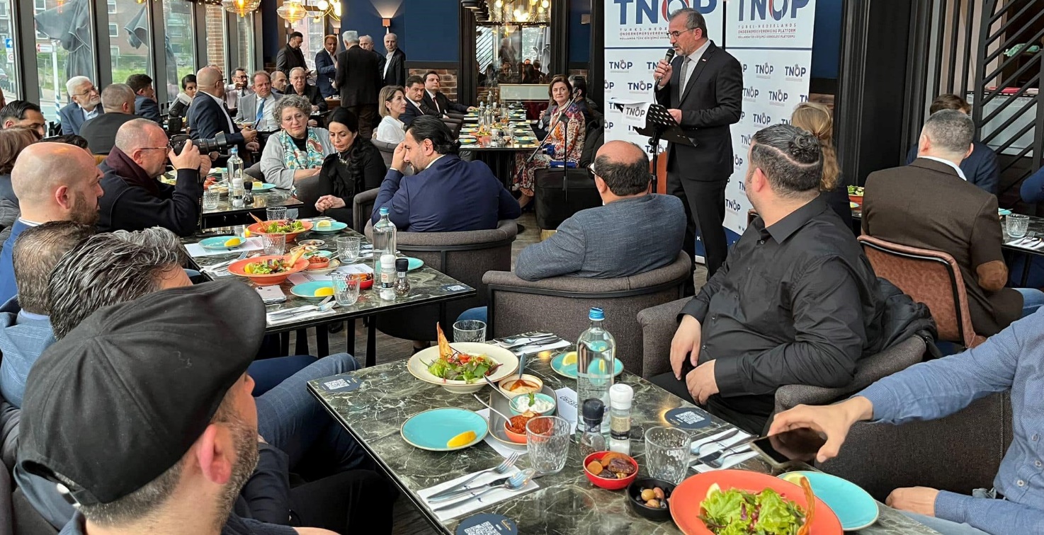 Afbeelding met tekst, persoon, tafel, voedsel Automatisch gegenereerde beschrijving