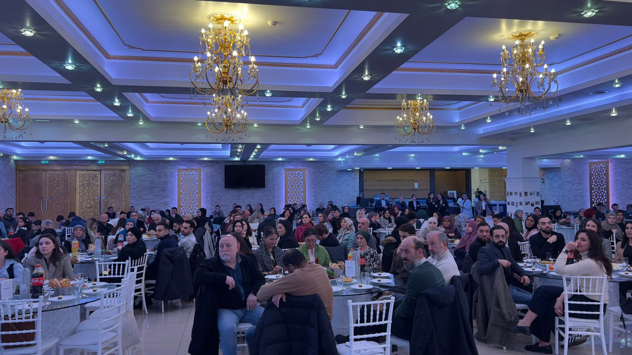 Hollanda'da düzenlenen iftarda depremzedeler için yaklaşık 39 bin euro toplandı