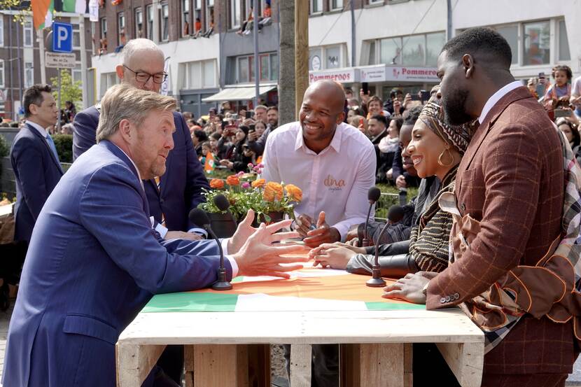 Koningsdag 2023 Koning Willem-Alexander spreekt met Rotterdammers