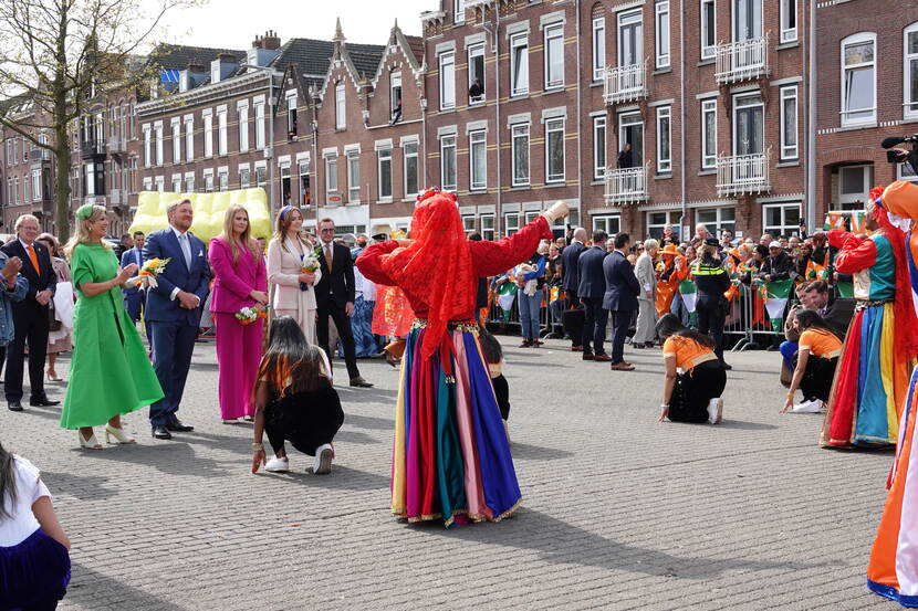 Koningsdag 2023 Koninklijk gezin kijkt naar hindoestaanse dans