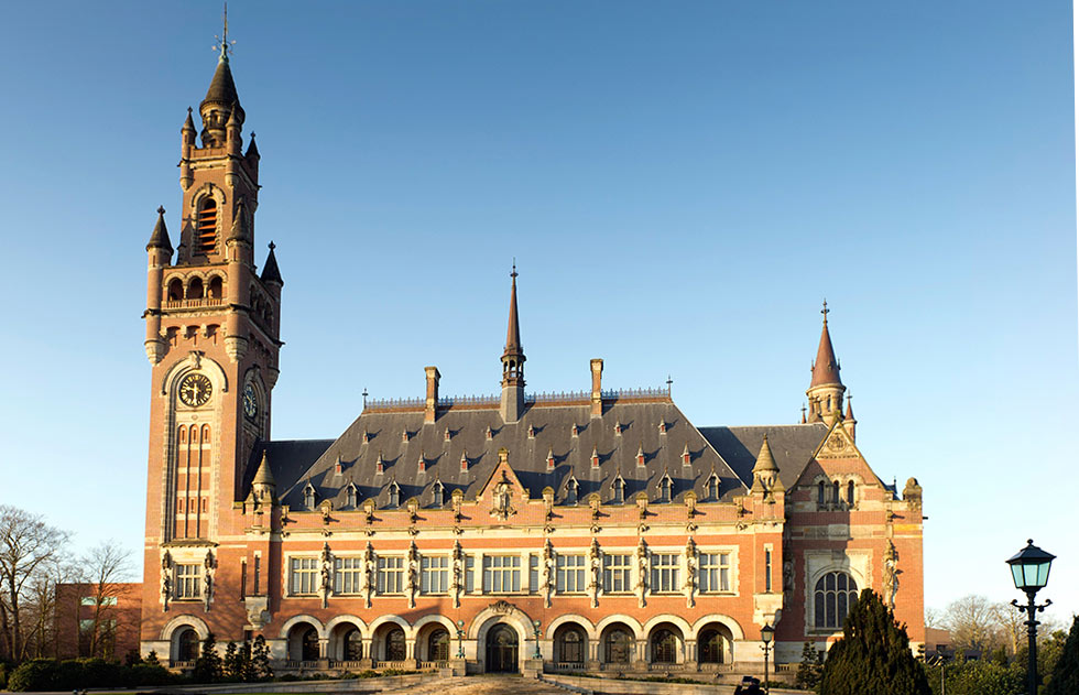 Afbeelding met hemel, buitenshuis, toren, klok Automatisch gegenereerde beschrijving