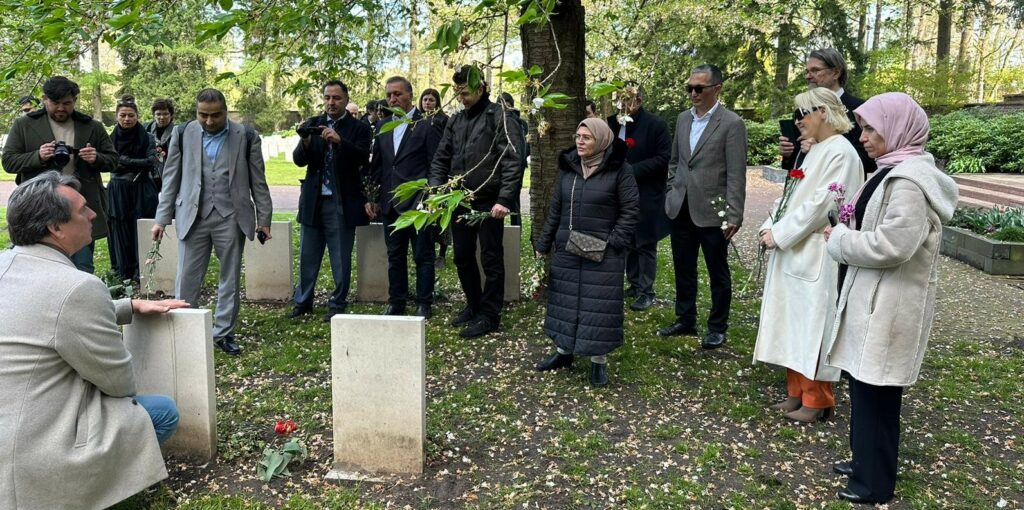 Afbeelding met persoon, gras, boom, buitenshuis Automatisch gegenereerde beschrijving