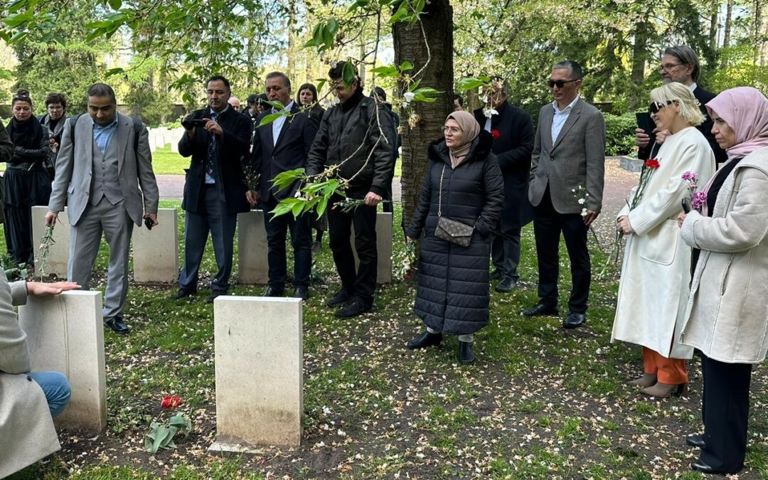 ÖZBEK, AZERİ VE KAZAK KANDAŞLARIMIZ HOLLANDA’DAKİ ŞEHİTLİKTE ANILDILAR