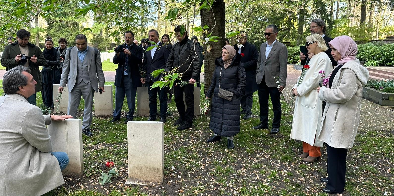 Afbeelding met persoon, gras, boom, buitenshuis Automatisch gegenereerde beschrijving