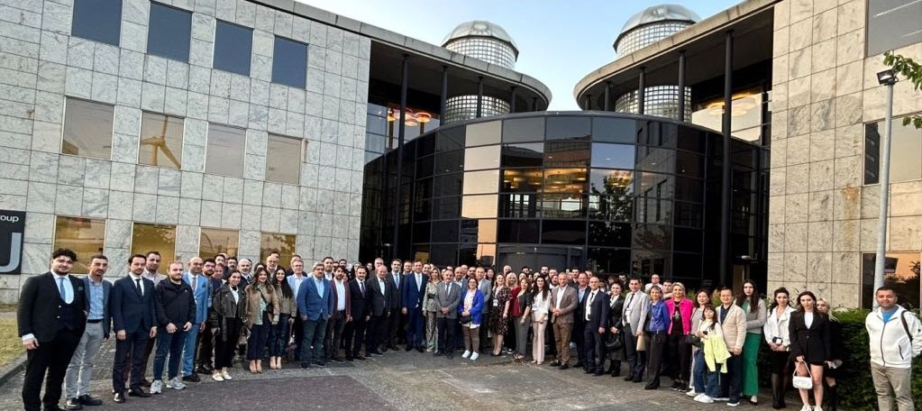 Afbeelding met gebouw, persoon, kleding, hemel Automatisch gegenereerde beschrijving