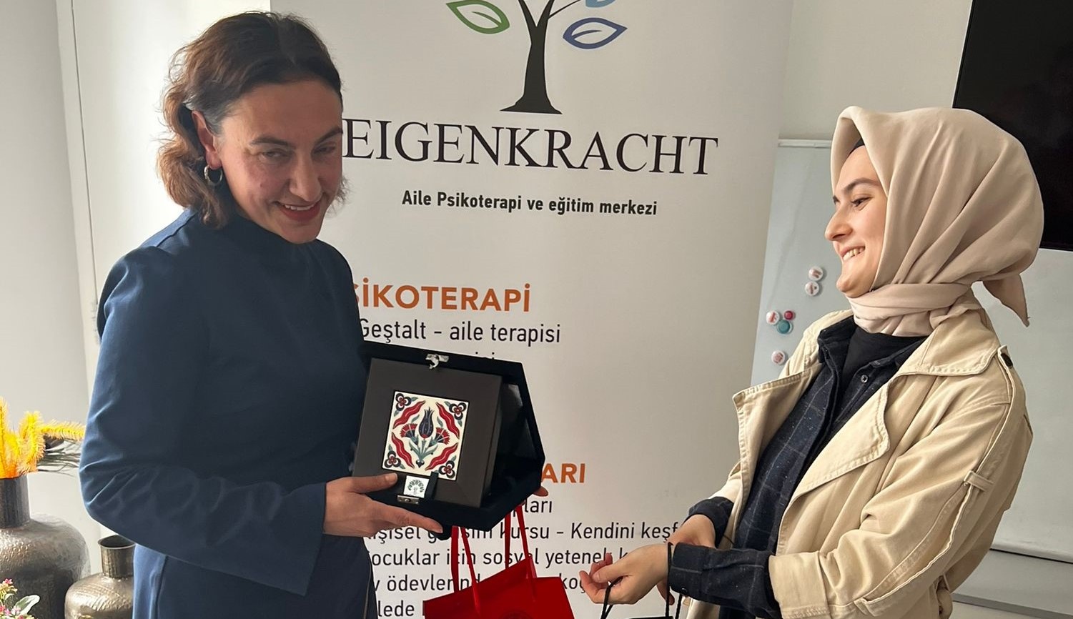 Afbeelding met tekst, kleding, Menselijk gezicht, persoon Automatisch gegenereerde beschrijving