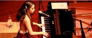 Afbeelding met tekst, muziek, binnen, piano Automatisch gegenereerde beschrijving