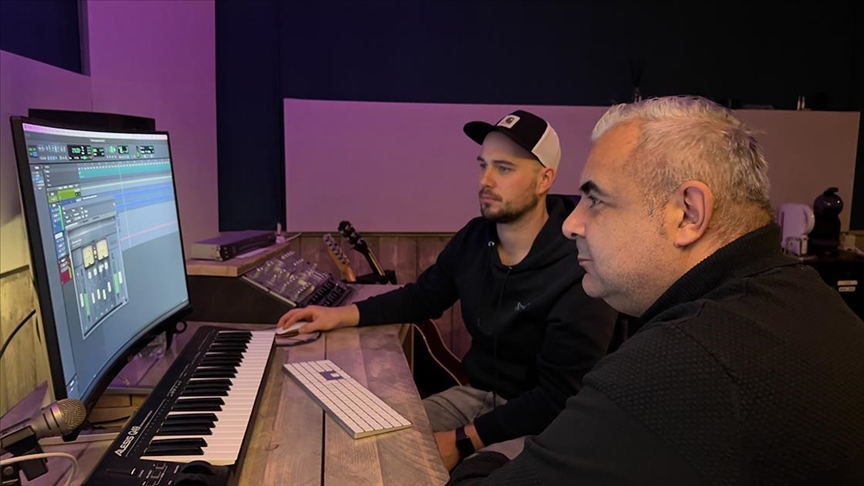 Afbeelding met tekst, muziek, piano, klavier Automatisch gegenereerde beschrijving