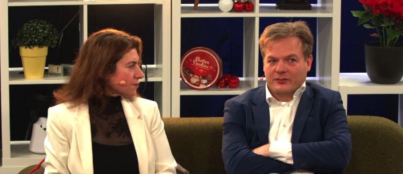 Afbeelding met persoon, kleding, Menselijk gezicht, overdekt Automatisch gegenereerde beschrijving