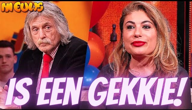 Afbeelding met tekst, Menselijk gezicht, kleding, persoon Automatisch gegenereerde beschrijving