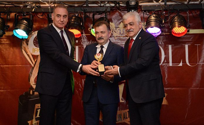 C:\Users\ILHAN\Desktop\1-ISLENECEK HABERLER\Torunoğulları'na İpekyol dergisi Avrupa'da Yilin İsdamai odulu.jpg