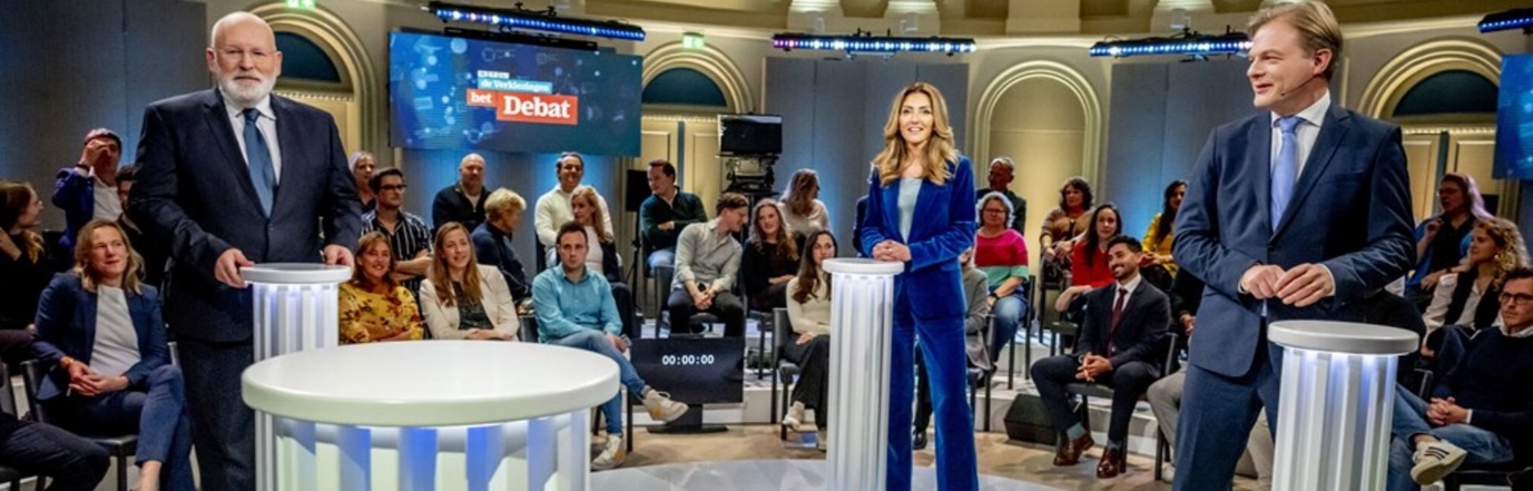 Afbeelding met pak, kleding, persoon, person Automatisch gegenereerde beschrijving