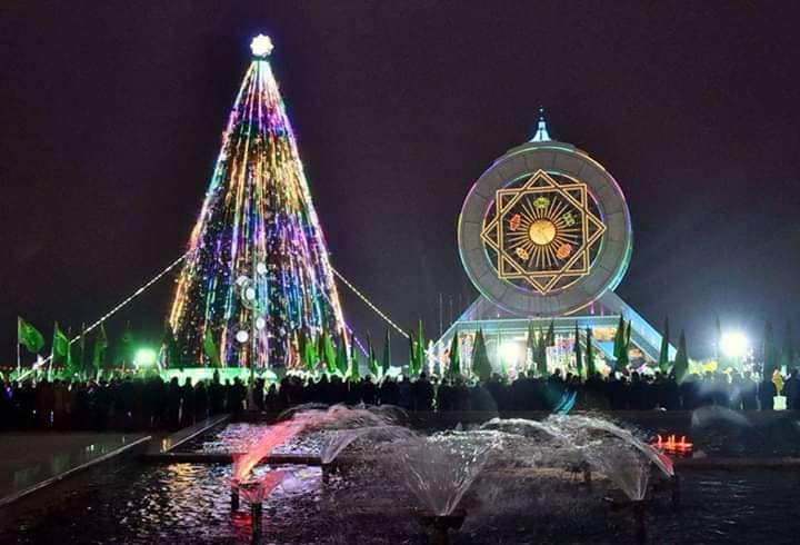 Afbeelding met hemel, buitenshuis, kerstboom, nacht Automatisch gegenereerde beschrijving