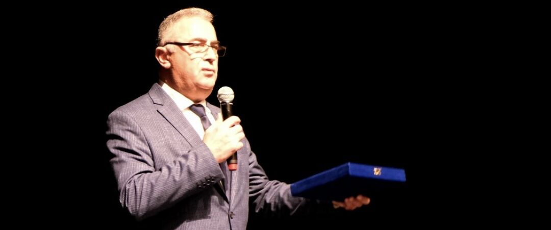 EDEBİYAT SANAT VE KÜLTÜR ARAŞTIRMA DERNEĞİ ESKADER’İN ÖDÜL VERDİĞİ VEYİS GÜNGÖR HOLLANDA TÜRKLERİNİN GURUR KAYNAĞI OLDU. BUGÜN VE YARIN NOEL