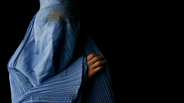 Afbeelding met persoon, kleding, blauw, hoofdbedekking Automatisch gegenereerde beschrijving