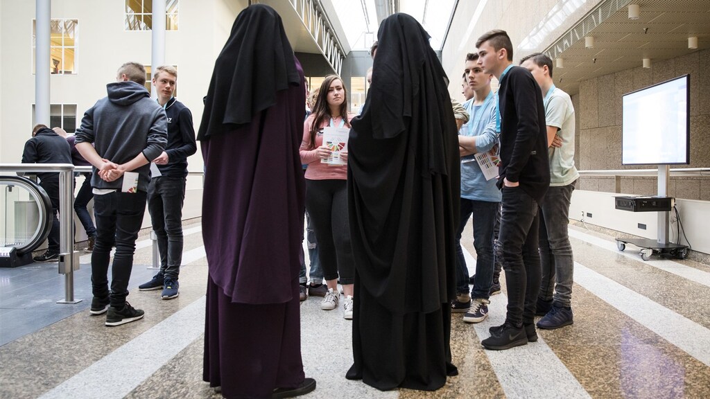 Afbeelding met persoon, kleding, vrouw, person Automatisch gegenereerde beschrijving
