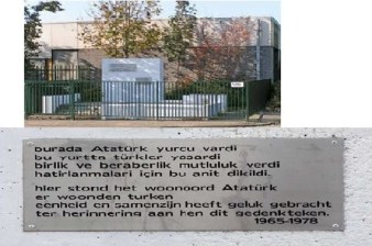 Afbeelding met tekst, buitenshuis, boom, plaque Automatisch gegenereerde beschrijving