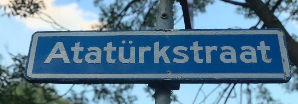 Afbeelding met tekst, buitenshuis, wegbebakening, hemel Automatisch gegenereerde beschrijving