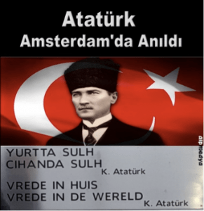 Afbeelding met tekst, Menselijk gezicht, poster, person Automatisch gegenereerde beschrijving