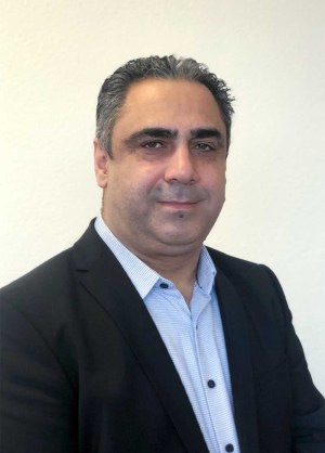 Afbeelding met Menselijk gezicht, persoon, kleding, Formele kleding Automatisch gegenereerde beschrijving