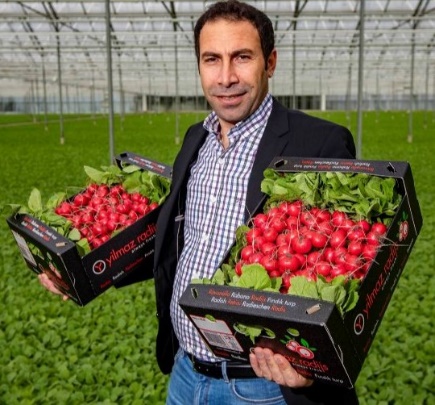 Afbeelding met persoon, kleding, Natuurlijke voeding, gras Automatisch gegenereerde beschrijving