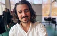 Afbeelding met persoon, Menselijk gezicht, kleding, glimlach Automatisch gegenereerde beschrijving