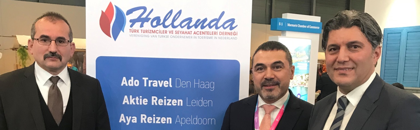 Afbeelding met tekst, pak, Menselijk gezicht, kleding Automatisch gegenereerde beschrijving