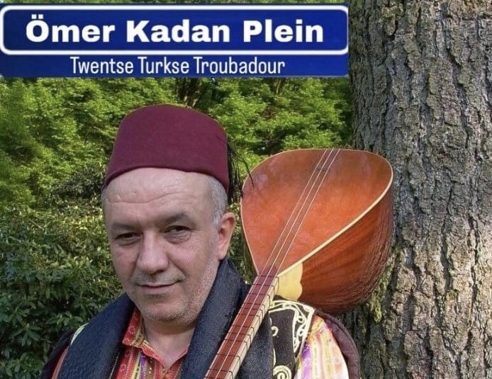 DÜNYA GÖÇ TARİHİNDE GÖRÜLMEMİŞ BİR GÖÇMEN TABELASI: OZAN ÖMER KADAN MEYDANI