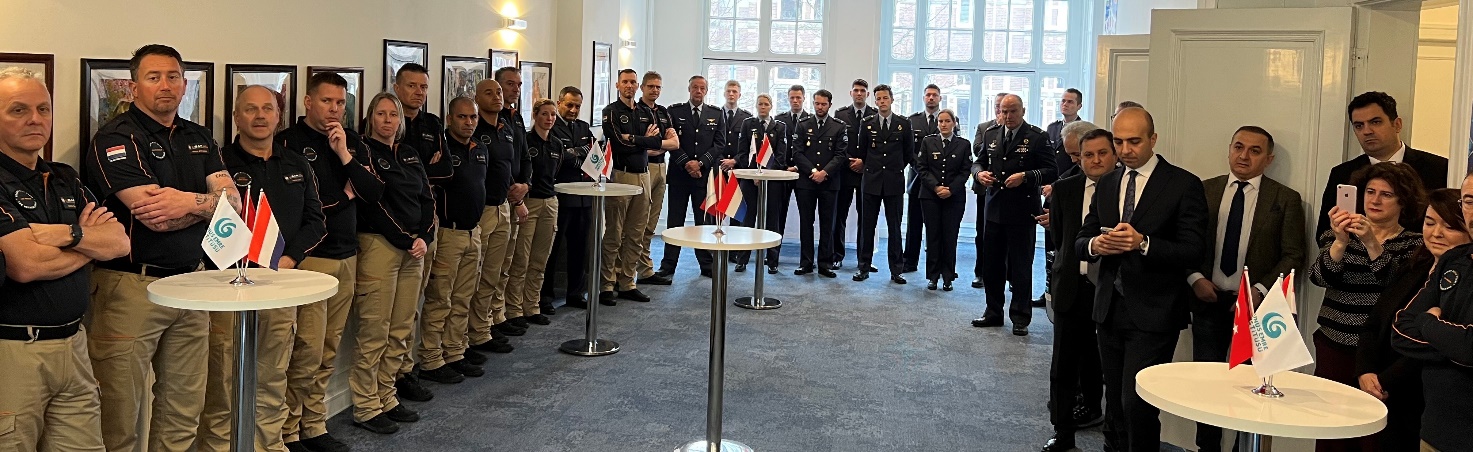 Afbeelding met kleding, persoon, person, Officieel Automatisch gegenereerde beschrijving