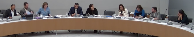 Afbeelding met persoon, Kantoorgebouw, panorama, overdekt Automatisch gegenereerde beschrijving