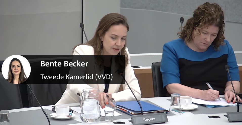 Afbeelding met persoon, Menselijk gezicht, kleding, tekst Automatisch gegenereerde beschrijving