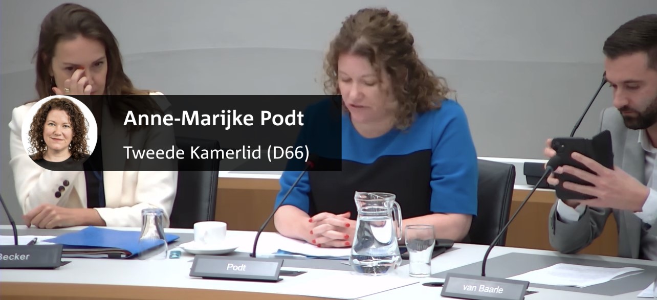 Afbeelding met persoon, Menselijk gezicht, tekst, kleding Automatisch gegenereerde beschrijving