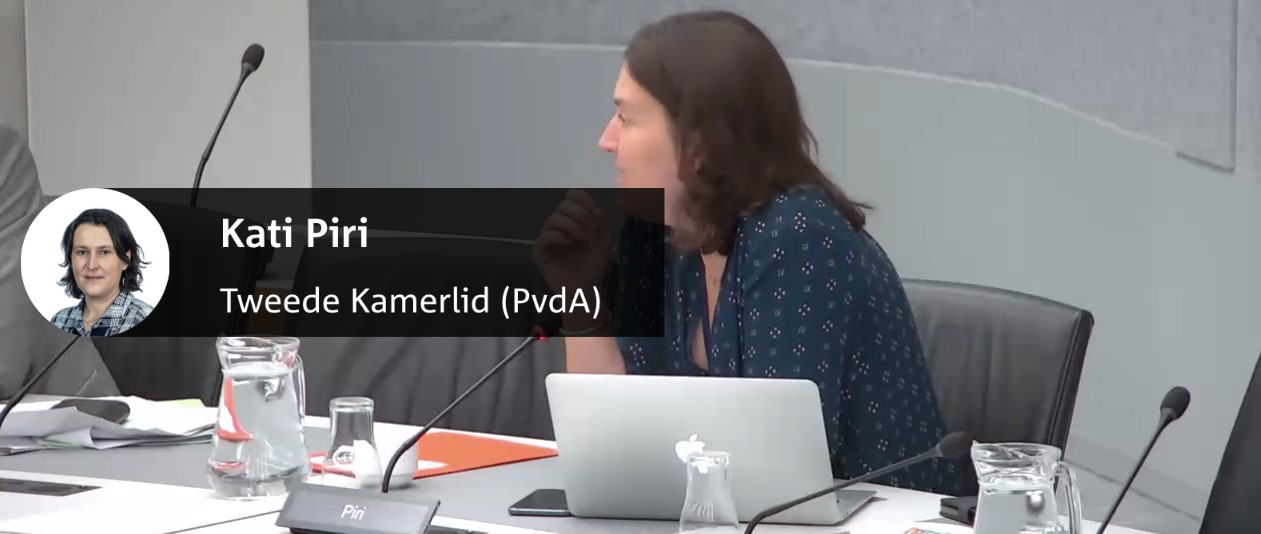 Afbeelding met tekst, computer, tafel, computer Automatisch gegenereerde beschrijving