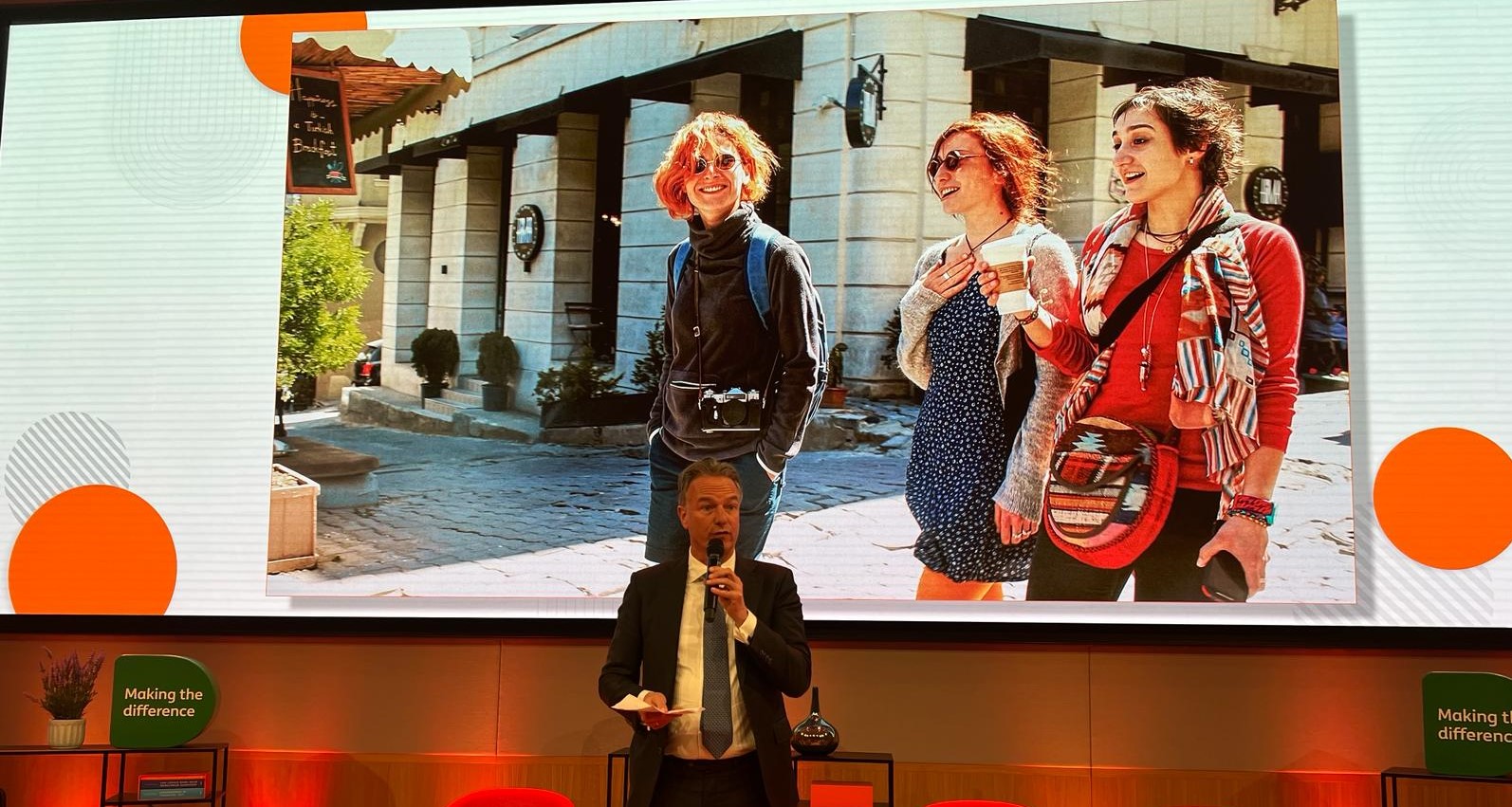 Afbeelding met kleding, gebouw, vrouw, schermopname Automatisch gegenereerde beschrijving